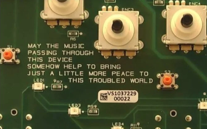 PCB der Nullpunkt-Soundanlage mit eingraviertem Spruch
